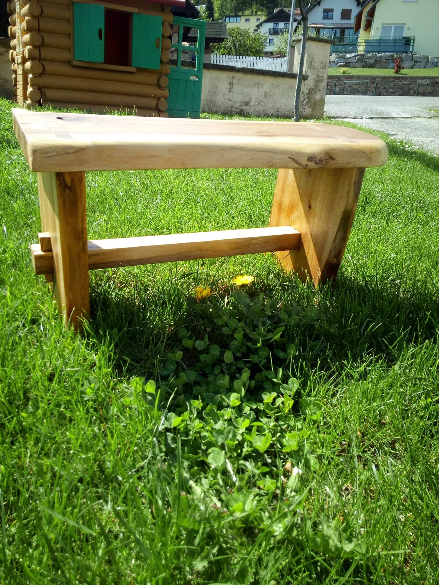 Petit banc en noyer. Assemblage et fabrication uniquement avec des outils à main. Ni colle, ni vis!