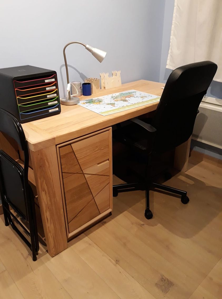 Bureau en bois de frêne olivier. Finition Rubio soupçon de blanc.