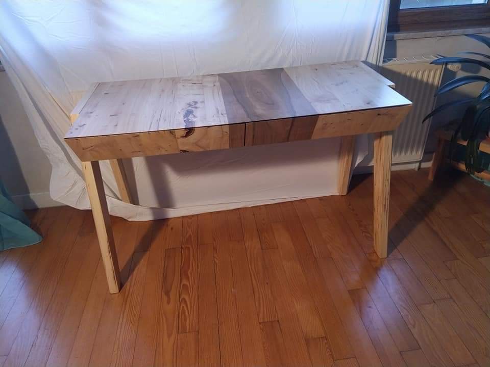 Bureau d'inspiration scandinave. Bois d'orme blanc et noyer européen. Finition vernis satiné.