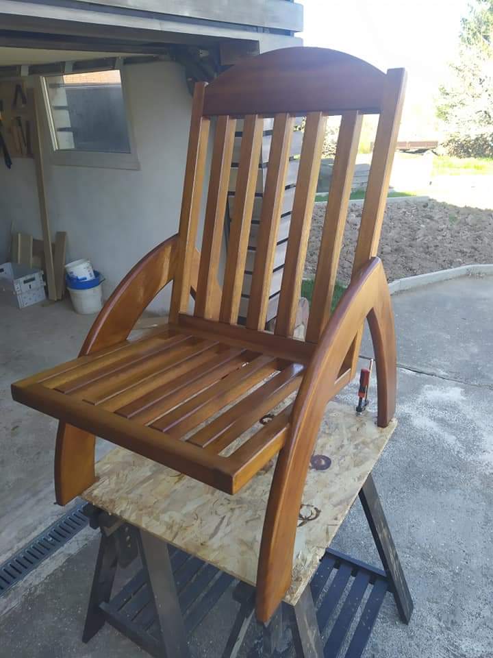 Chaise exterieure en bois d'iroko. Lasure noyer.