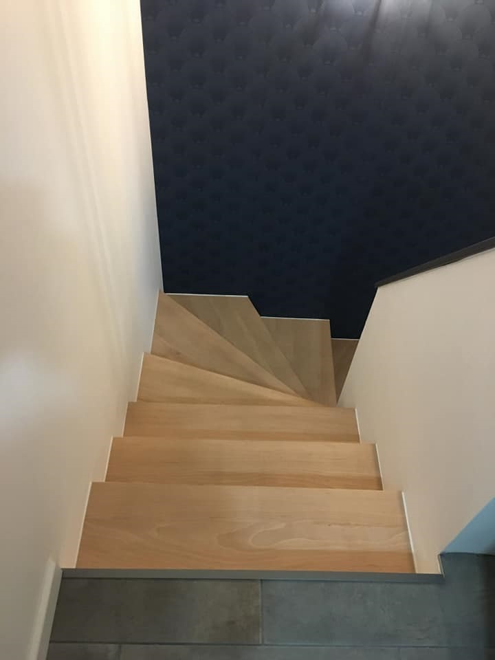 Habillage marches d'escalier en bois massif de hêtre, finition Rubio Invisible Protector effet bois brut.