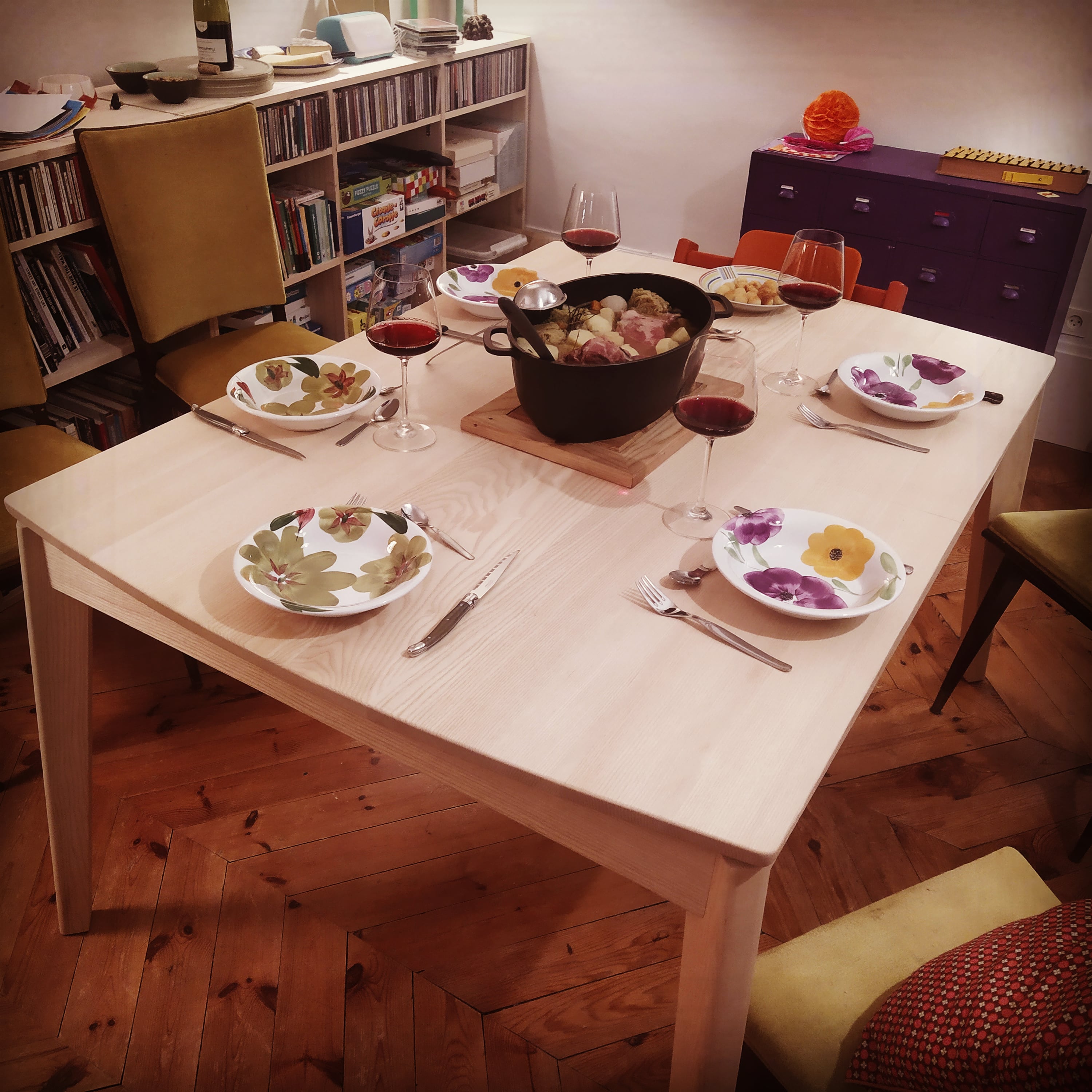 Table de salle à manger avec rallonges encastrables. Réalisée en bois de frêne blanc. Finition Rubio invisible protector, effet bois brut.