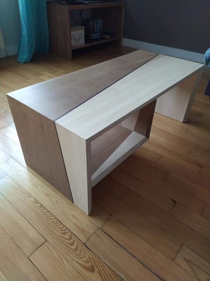 Table basse en bois de chêne, de frêne avec insert en noyer US. Finition Rubio soupçon de blanc.